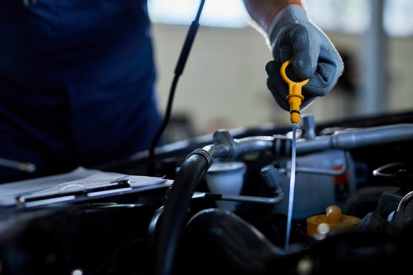 profissional realizando manutenção no carro