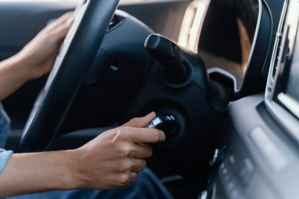 motorista realizando test drive em carro com câmbio automático