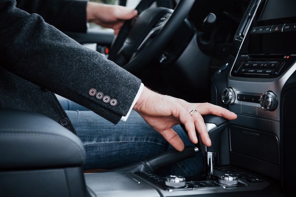Homem mostrando o que é um carro automático