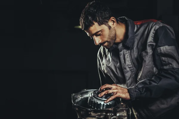 Oficina especializada em câmbio automático Beni Car na Zona Leste de São Paulo — mecânico realizando diagnóstico computadorizado de transmissão automática